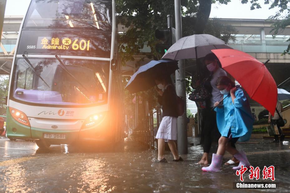 天文台改发三号强风信号 市民陆续出门上班