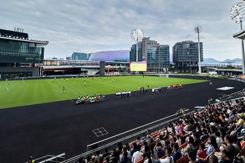 启德体育园青年运动场第二场测试赛 观众须安检禁携长雨伞